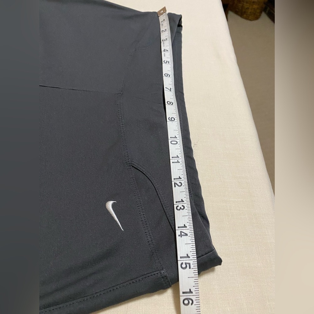 Nike Fit Dry Black Cropped Workout Pants in Size Medium. - Picture 6 of 9